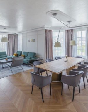 3409 skaidriai balta medines grindys 45 eglute Medzio stilius