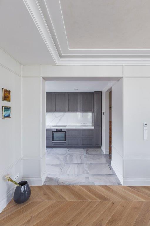 3409 skaidriai balta medines grindys 45 eglute Medzio stilius