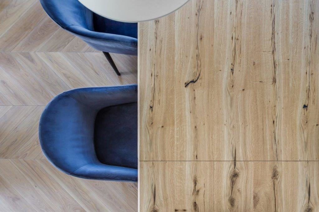 3409 skaidriai balta medines grindys 45 eglute Medzio stilius