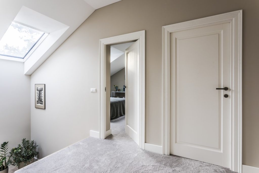 medines klasikines dazytos baltos durys EKD1FR-10_20 RAL9003 medzio stilius