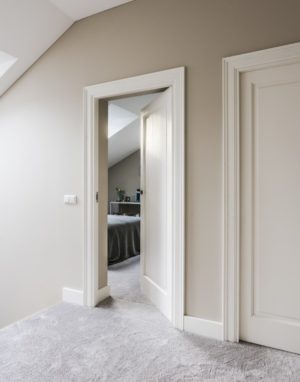 medines klasikines dazytos baltos durys EKD1FR-10_20 RAL9003 medzio stilius