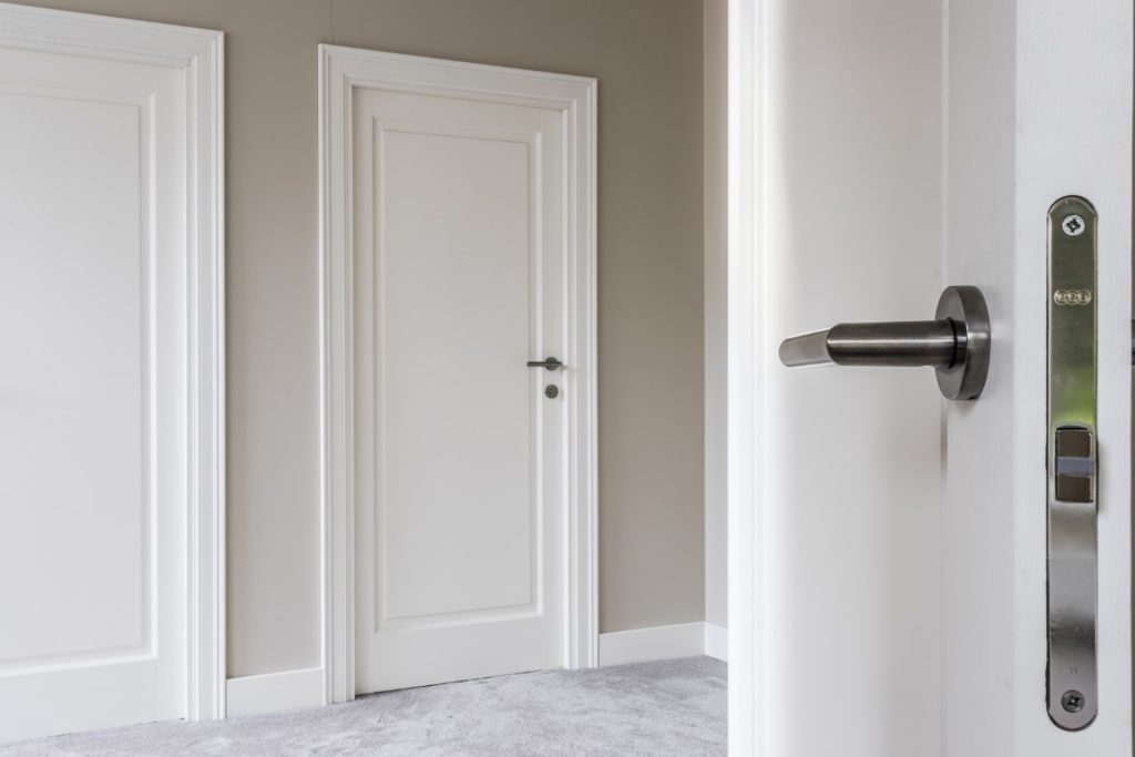 medines klasikines dazytos baltos durys EKD1FR-10_20 RAL9003 medzio stilius