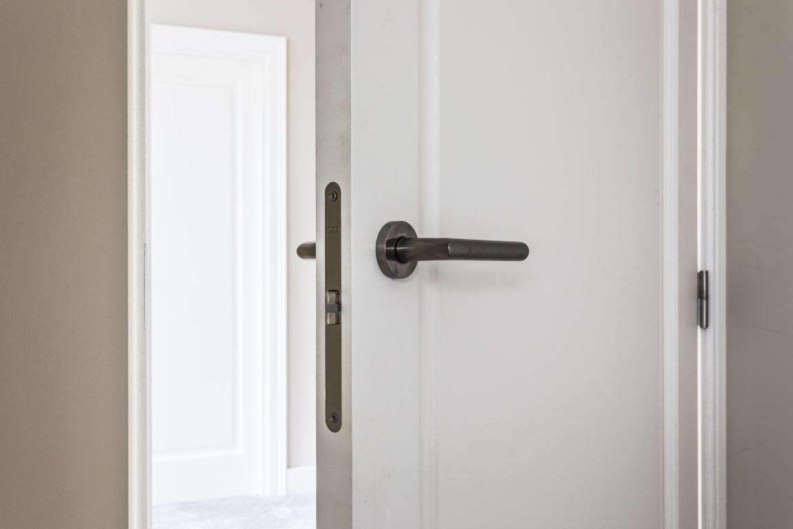 medines klasikines dazytos baltos durys EKD1FR-10_20 RAL9003 medzio stilius