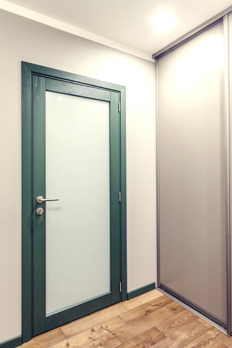 Medinės masyvo durys: modeliai D1F ir D1S, spalva S7010-G10Y. Grindys: 3481 Riešutas.