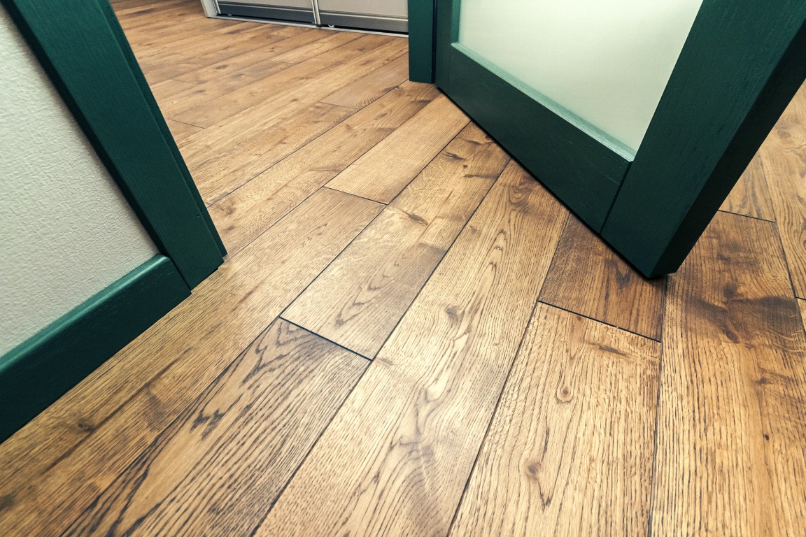 Medinės masyvo durys: modeliai D1F ir D1S, spalva S7010-G10Y. Grindys: 3481 Riešutas.