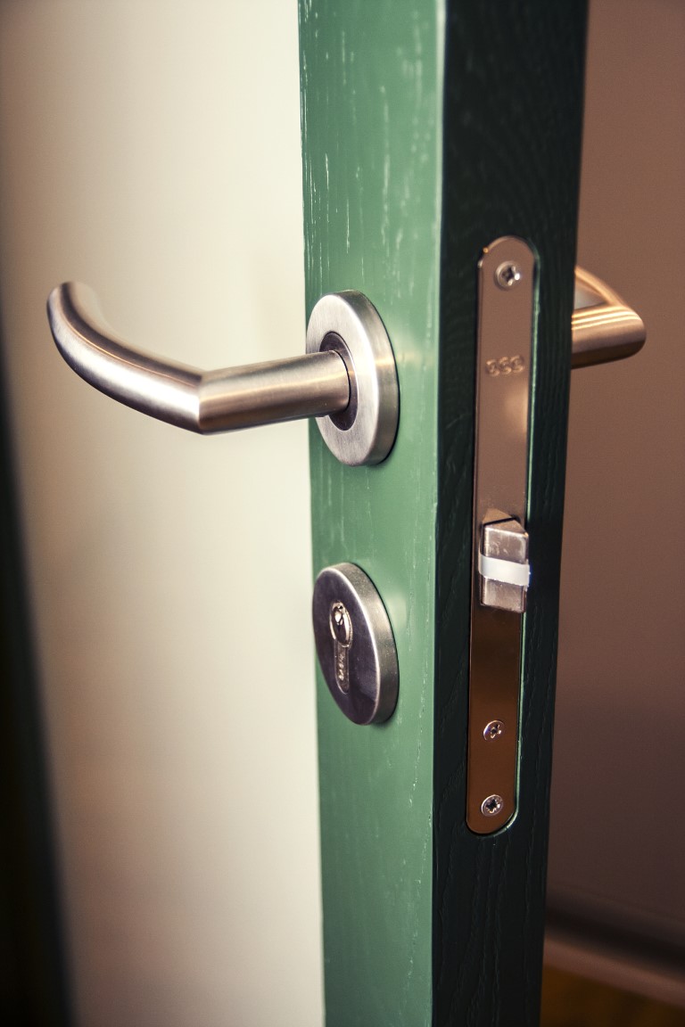 Medinės masyvo durys: modeliai D1F ir D1S, spalva S7010-G10Y. Grindys: 3481 Riešutas.