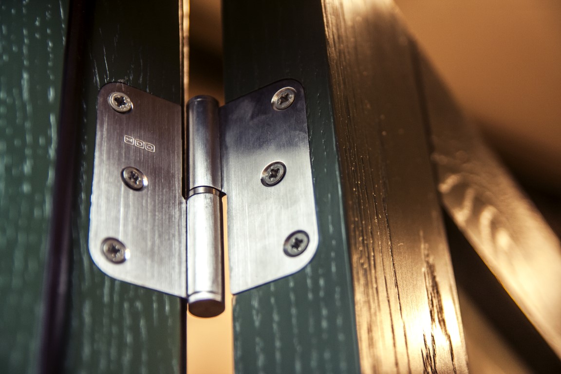 Medinės masyvo durys: modeliai D1F ir D1S, spalva S7010-G10Y. Grindys: 3481 Riešutas.