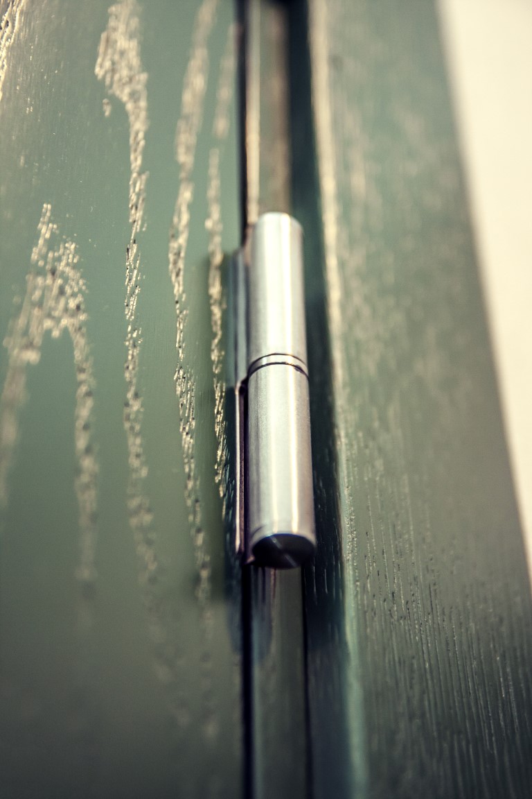 Medinės masyvo durys: modeliai D1F ir D1S, spalva S7010-G10Y. Grindys: 3481 Riešutas.