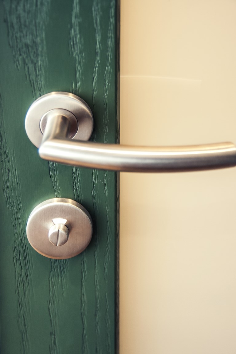 Medinės masyvo durys: modeliai D1F ir D1S, spalva S7010-G10Y. Grindys: 3481 Riešutas.