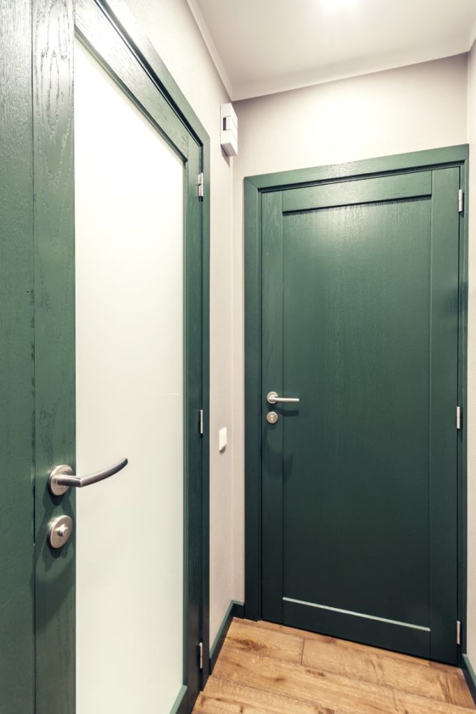 Medinės masyvo durys: modeliai D1F ir D1S, spalva S7010-G10Y. Grindys: 3481 Riešutas.