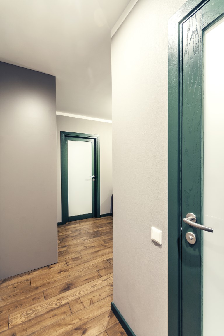 Medinės masyvo durys: modeliai D1F ir D1S, spalva S7010-G10Y. Grindys: 3481 Riešutas.