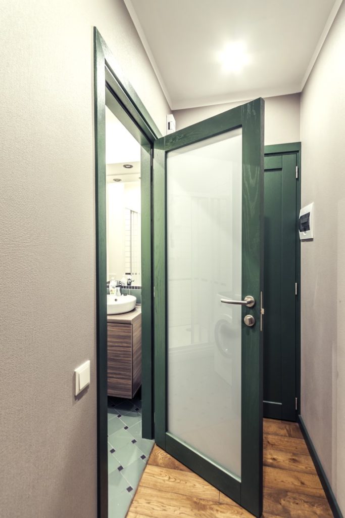 Medinės masyvo durys: modeliai D1F ir D1S, spalva S7010-G10Y. Grindys: 3481 Riešutas.