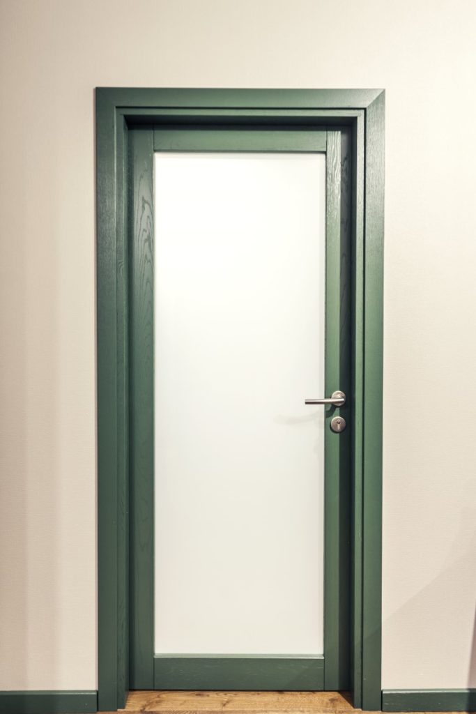 Medinės masyvo durys: modeliai D1F ir D1S, spalva S7010-G10Y. Grindys: 3481 Riešutas.