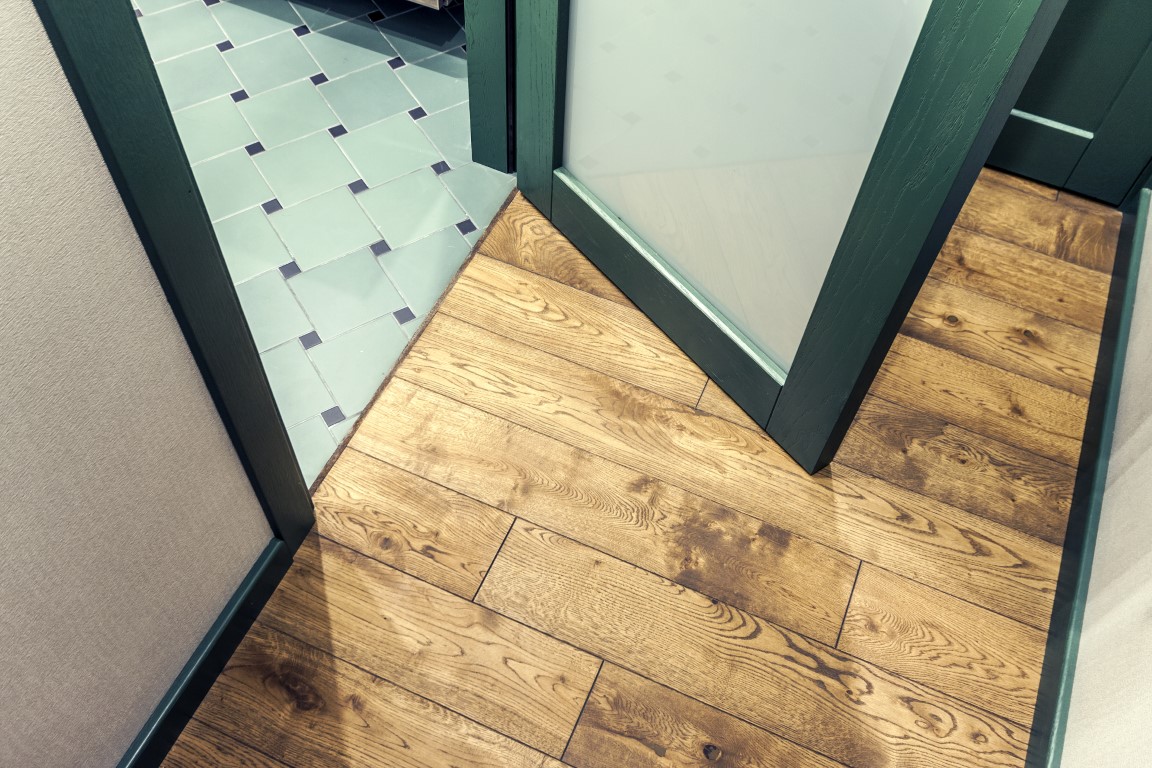 Medinės masyvo durys: modeliai D1F ir D1S, spalva S7010-G10Y. Grindys: 3481 Riešutas.