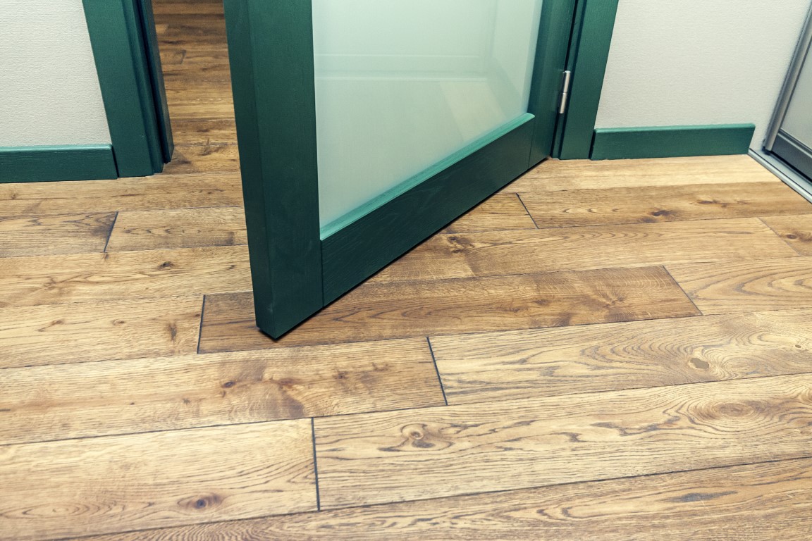 Medinės masyvo durys: modeliai D1F ir D1S, spalva S7010-G10Y. Grindys: 3481 Riešutas.