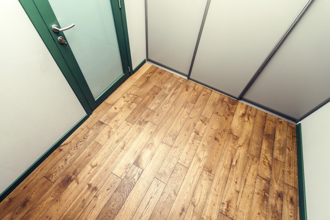 Medinės masyvo durys: modeliai D1F ir D1S, spalva S7010-G10Y. Grindys: 3481 Riešutas.