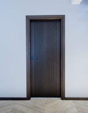 Medinės grindys: T-1010 Amiata. Medinės masyvo durys: 3479 Antique, modelis Velvet.