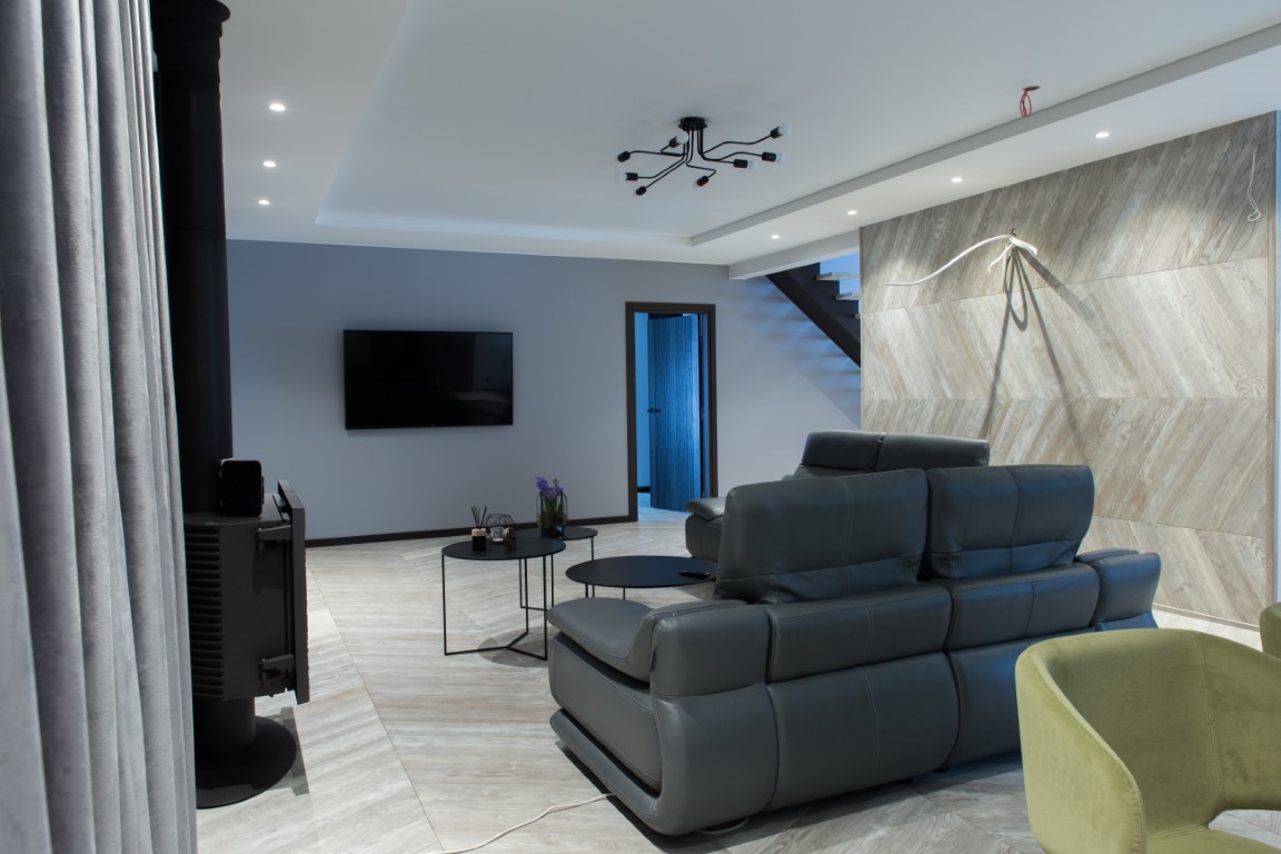 Medinės grindys: T-1010 Amiata. Medinės masyvo durys: 3479 Antique, modelis Velvet.