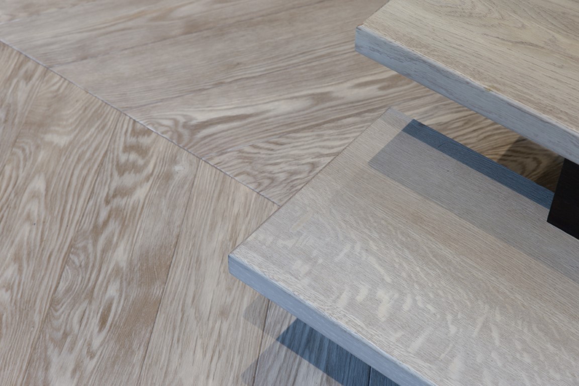 Medinės grindys: T-1010 Amiata. Medinės masyvo durys: 3479 Antique, modelis Velvet.