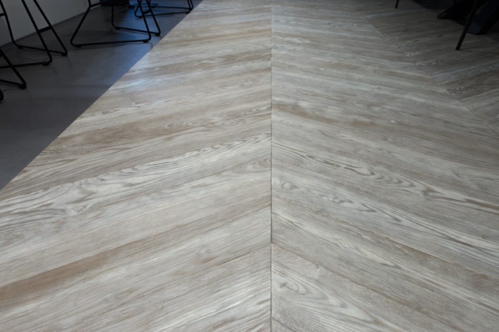 Medinės grindys: T-1010 Amiata. Medinės masyvo durys: 3479 Antique, modelis Velvet.