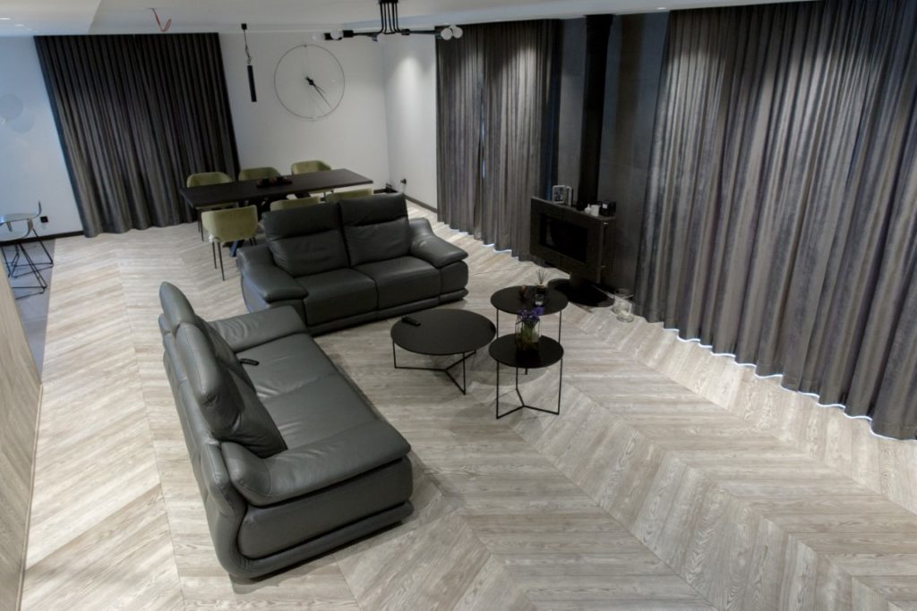 Medinės grindys: T-1010 Amiata. Medinės masyvo durys: 3479 Antique, modelis Velvet.