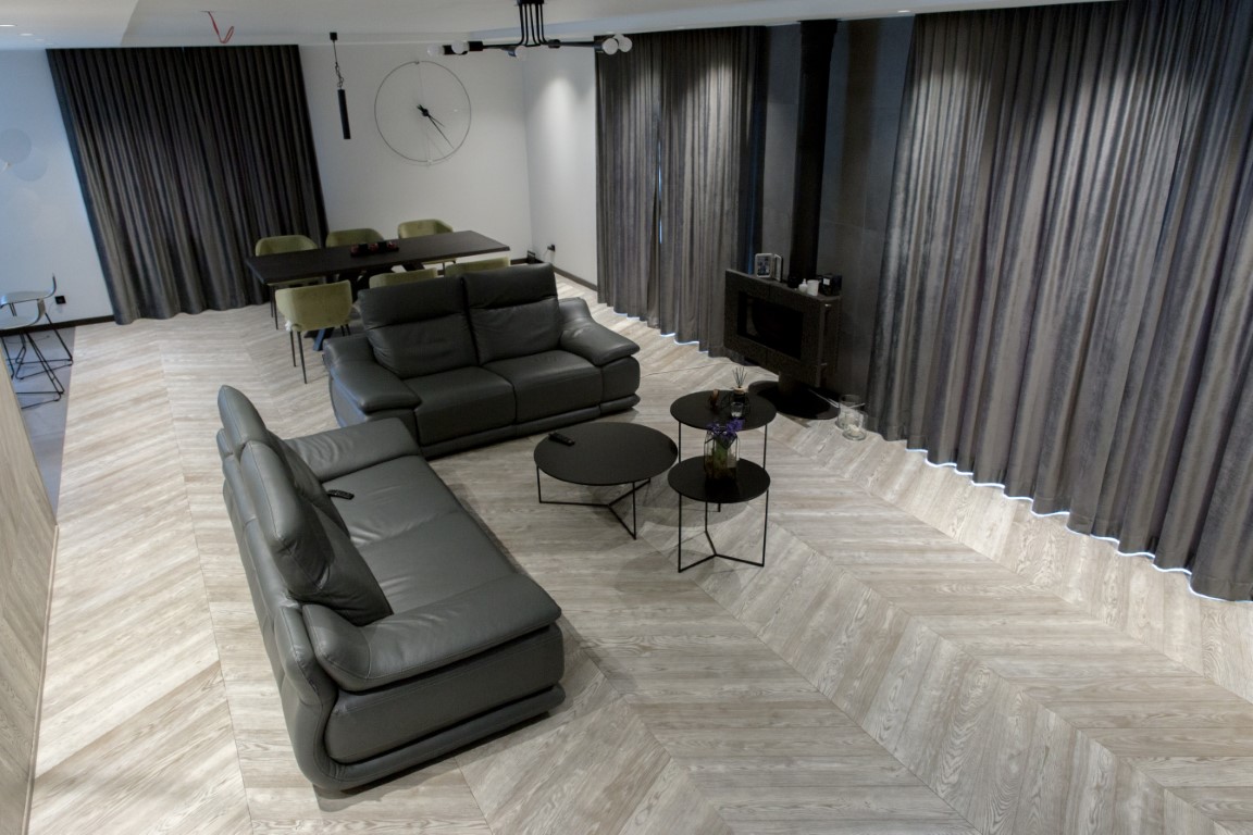 Medinės grindys: T-1010 Amiata. Medinės masyvo durys: 3479 Antique, modelis Velvet.