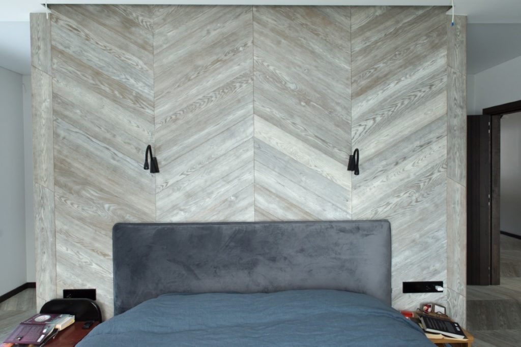 Medinės grindys: T-1010 Amiata. Medinės masyvo durys: 3479 Antique, modelis Velvet.