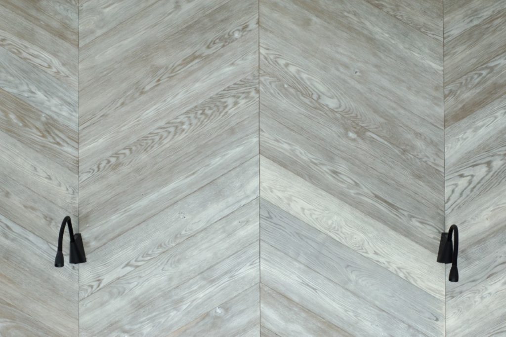 Medinės grindys: T-1010 Amiata. Medinės masyvo durys: 3479 Antique, modelis Velvet.