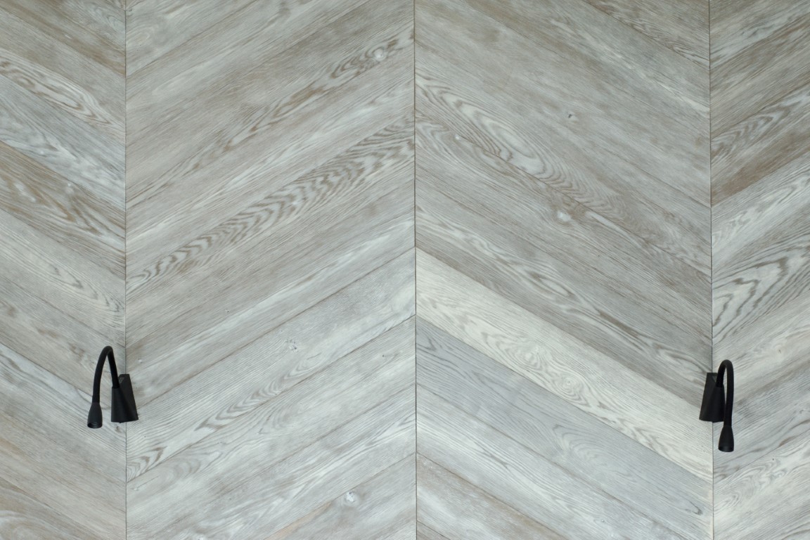 Medinės grindys: T-1010 Amiata. Medinės masyvo durys: 3479 Antique, modelis Velvet.