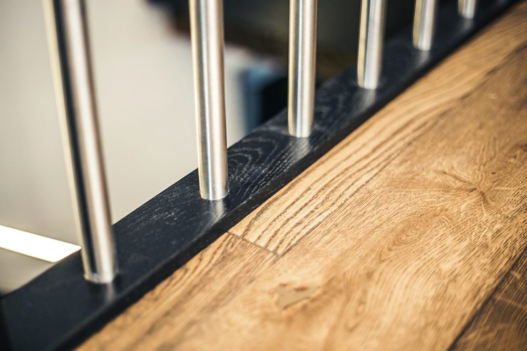 Mediniai ąžuolo masyvo laiptai,  durys ir grindys: spalvos 3481 Riešutas ir RAL 9005.