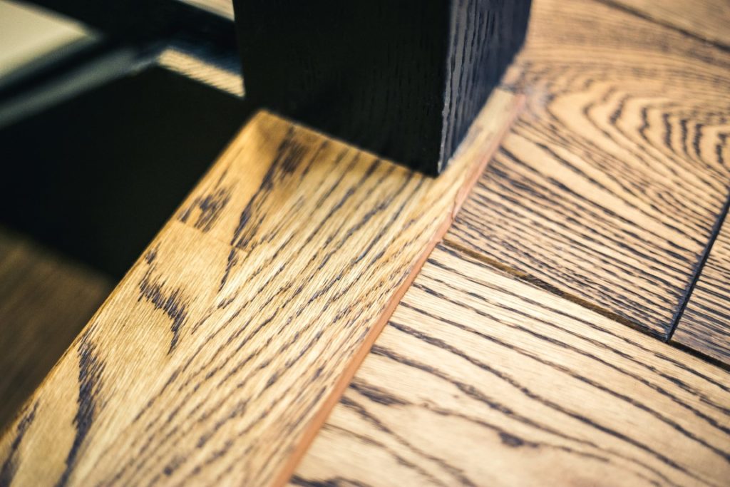 Mediniai ąžuolo masyvo laiptai,  durys ir grindys: spalvos 3481 Riešutas ir RAL 9005.