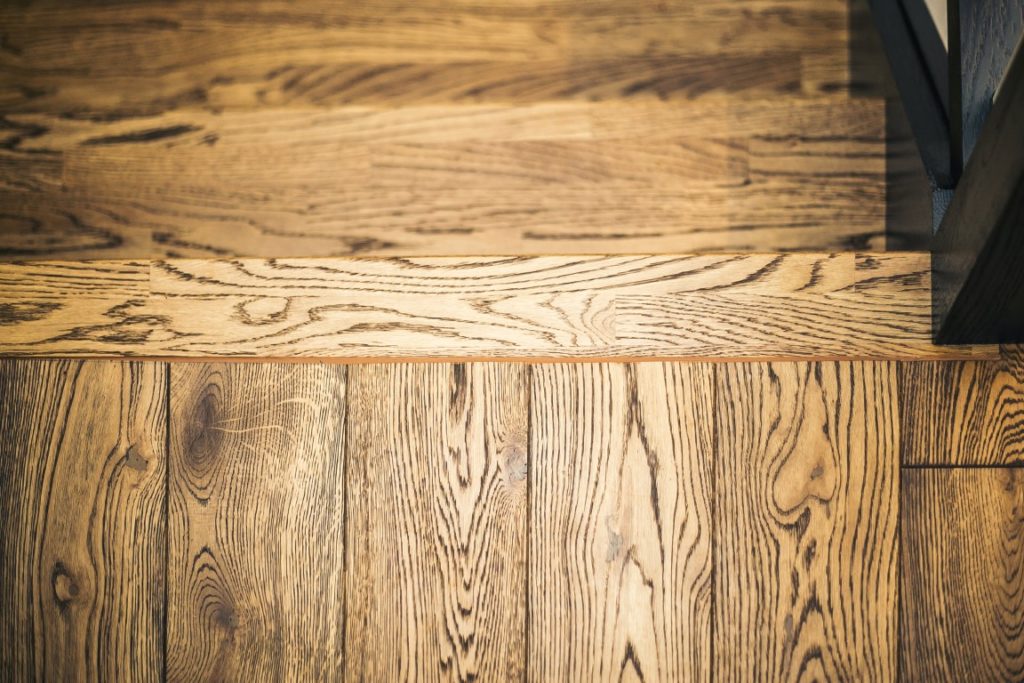 Mediniai ąžuolo masyvo laiptai,  durys ir grindys: spalvos 3481 Riešutas ir RAL 9005.