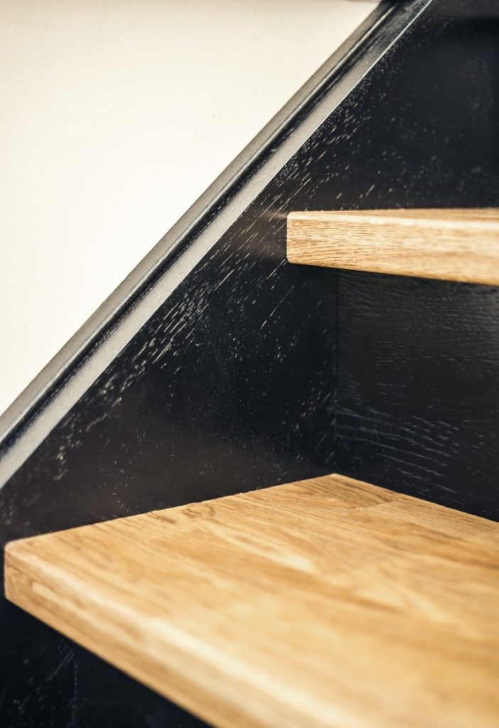 Mediniai ąžuolo masyvo laiptai,  durys ir grindys: spalvos 3481 Riešutas ir RAL 9005.