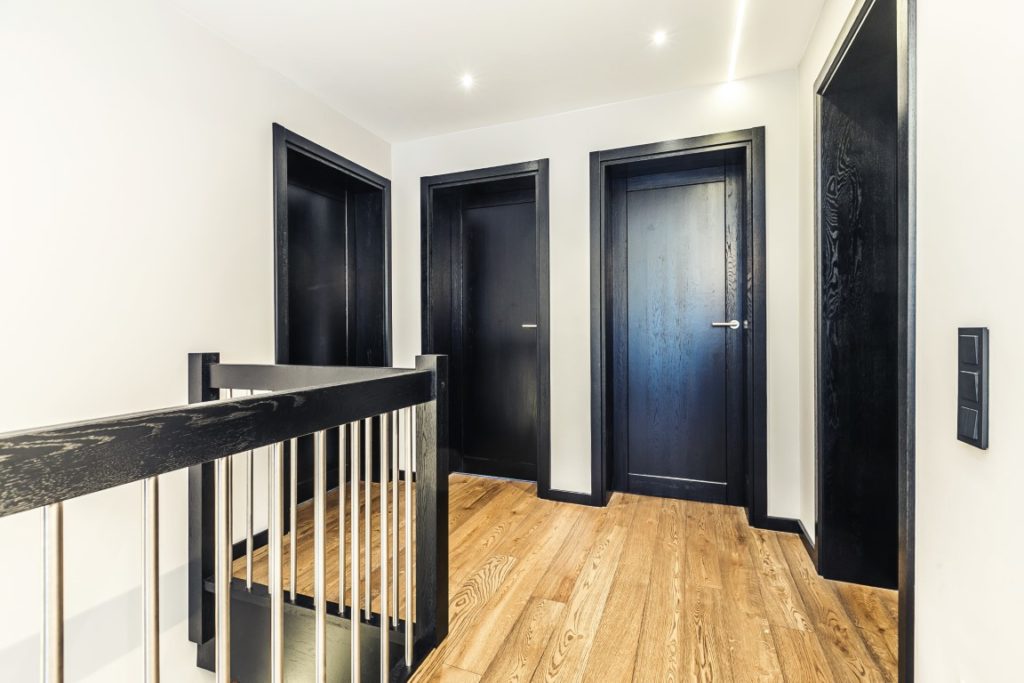 Mediniai ąžuolo masyvo laiptai,  durys ir grindys: spalvos 3481 Riešutas ir RAL 9005.