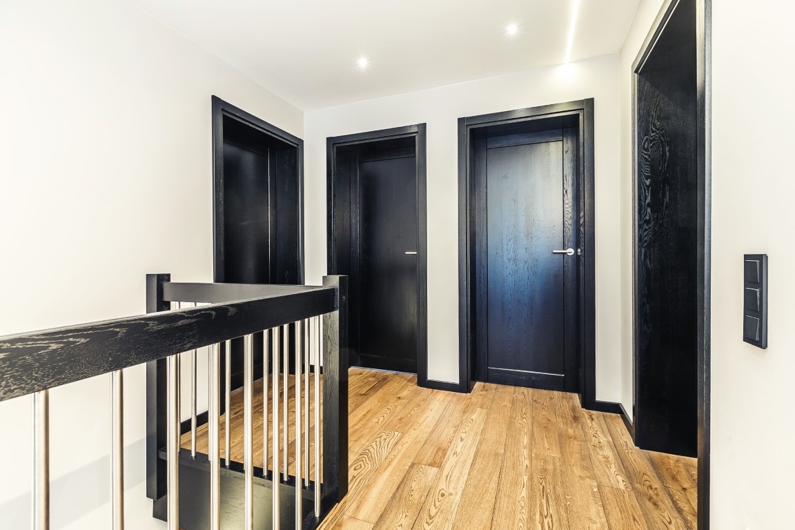 Mediniai ąžuolo masyvo laiptai,  durys ir grindys: spalvos 3481 Riešutas ir RAL 9005.