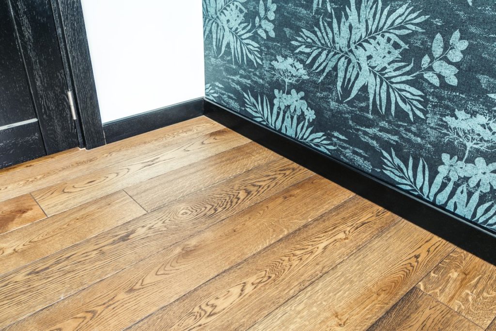 Mediniai ąžuolo masyvo laiptai,  durys ir grindys: spalvos 3481 Riešutas ir RAL 9005.