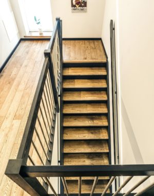 Mediniai ąžuolo masyvo laiptai,  durys ir grindys: spalvos 3481 Riešutas ir RAL 9005.