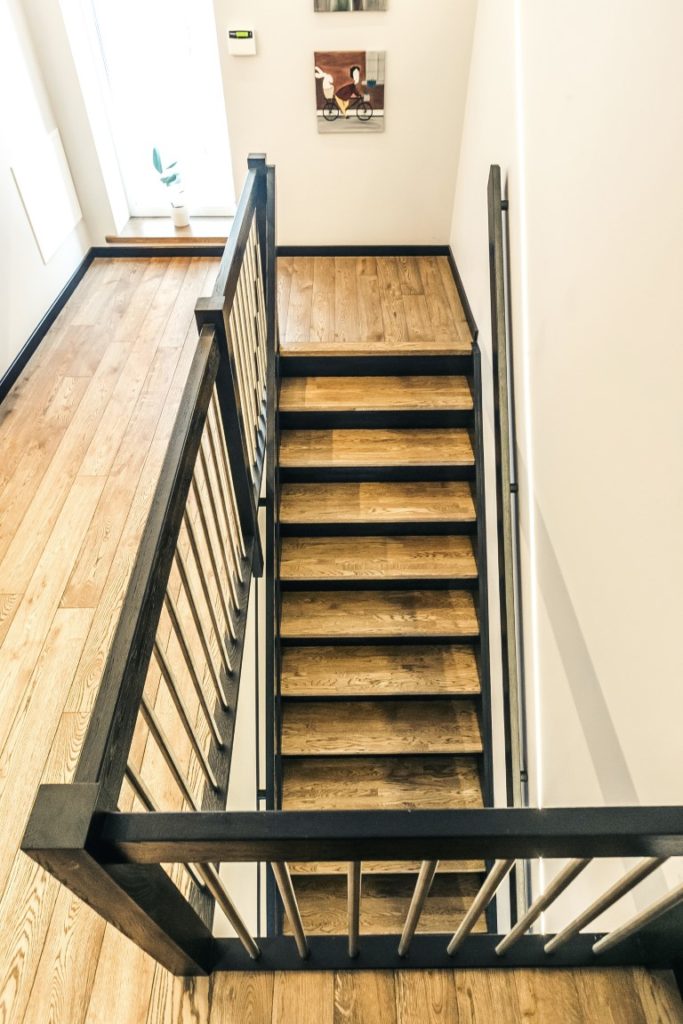 Mediniai ąžuolo masyvo laiptai,  durys ir grindys: spalvos 3481 Riešutas ir RAL 9005.