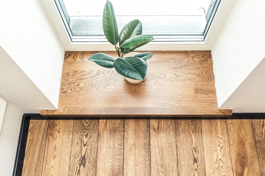 Mediniai ąžuolo masyvo laiptai,  durys ir grindys: spalvos 3481 Riešutas ir RAL 9005.