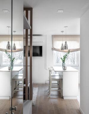 Medinės ąžuolinės grindys:  N-3408 Nordic. Baltai dažytos ąuolinės durys: KD3F, spalva RAL-9003.