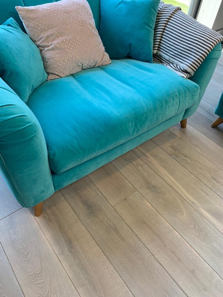 Q-3408 Aqua balta azuolines grindys parketas Medzio stilius