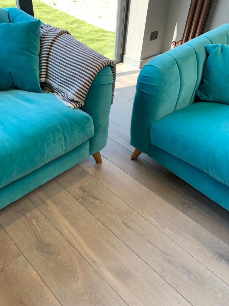 Q-3408 Aqua balta azuolines grindys parketas Medzio stilius