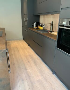 Q-3408 Aqua balta azuolines grindys parketas Medzio stilius