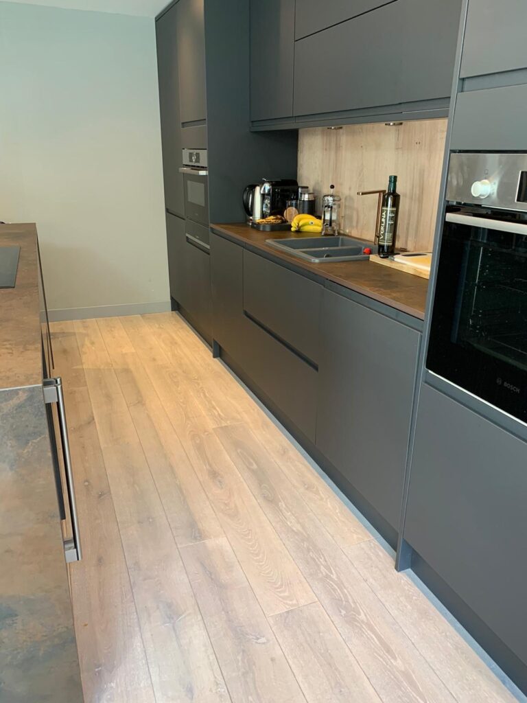 Q-3408 Aqua balta azuolines grindys parketas Medzio stilius