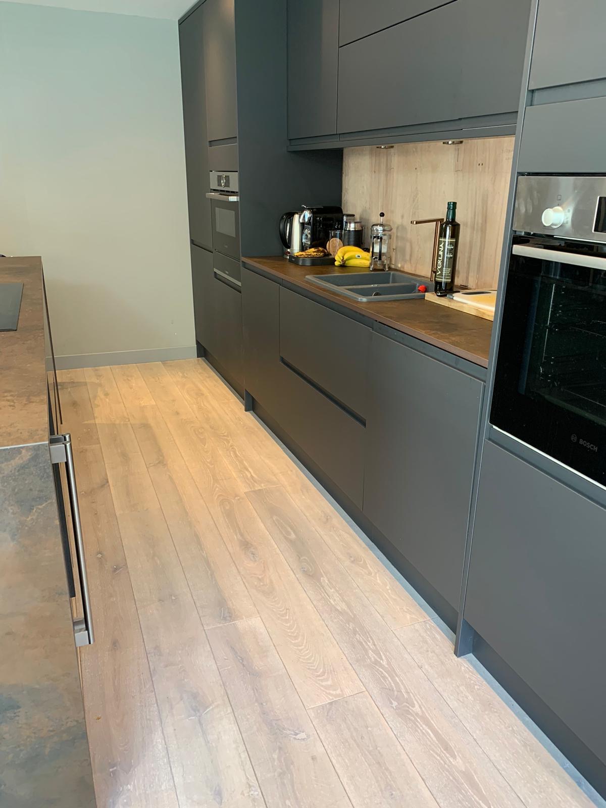 Q-3408 Aqua balta azuolines grindys parketas Medzio stilius