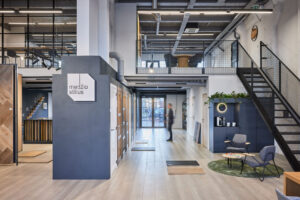 Medžio stiliaus salonas Klaipėdoje