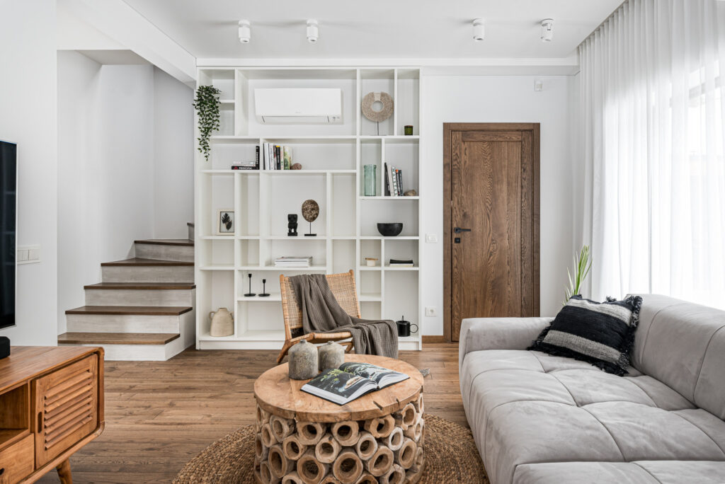 Apjungus ąžuolo masyvo duris bei grindis sukurtas harmoningas Balio dvasia alsuojantis interjeras