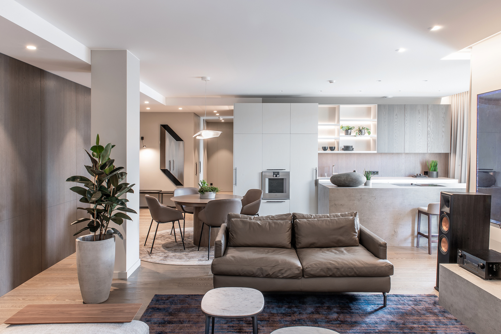 Išskirtinė medinių grindų apdaila, sukurta italų dizainerio Enrico Piselli