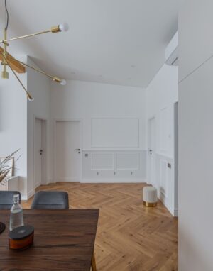 Ąžuolinis 90° parketas su skandinaviško stiliaus durimis