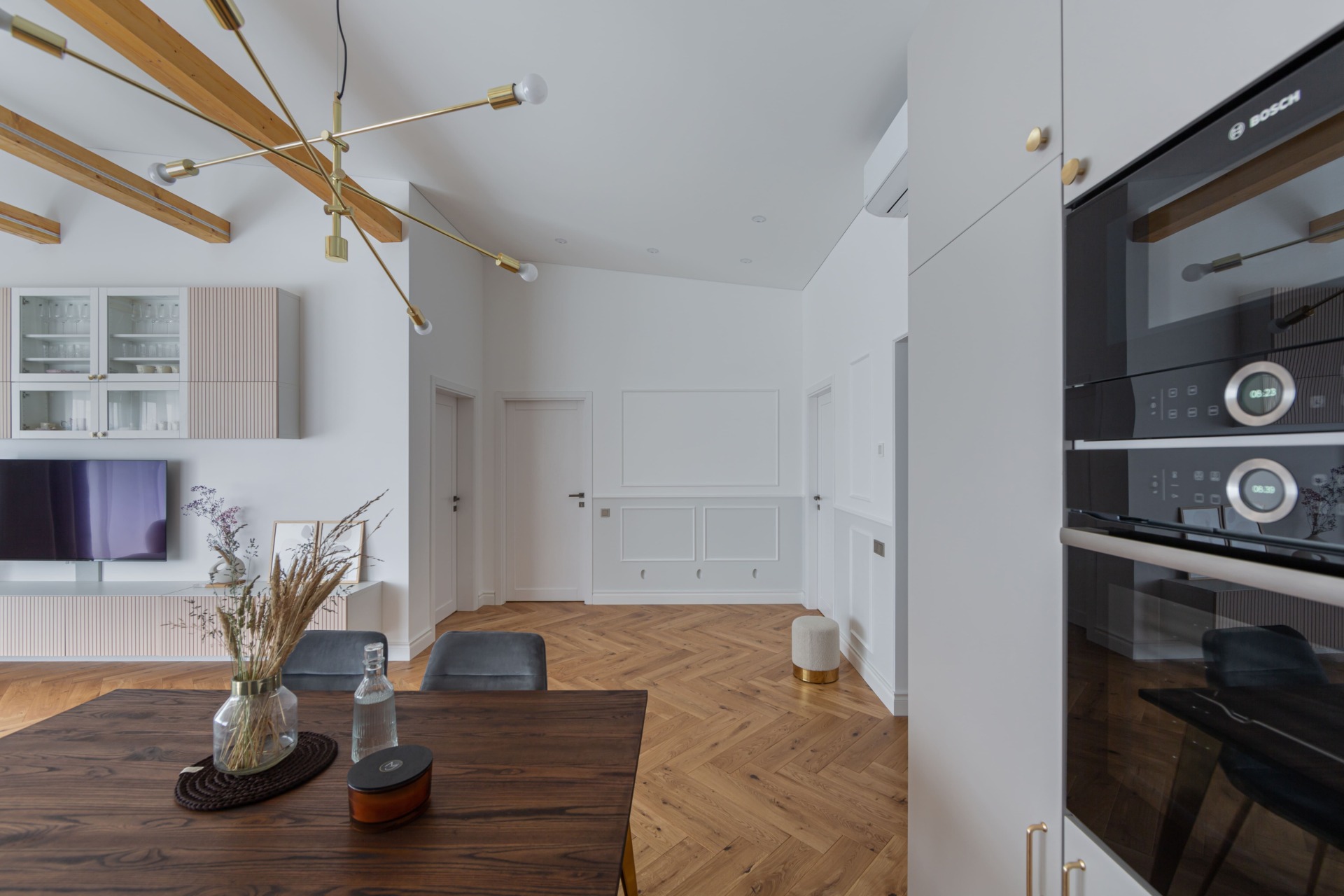 Ąžuolinis 90° parketas su skandinaviško stiliaus durimis